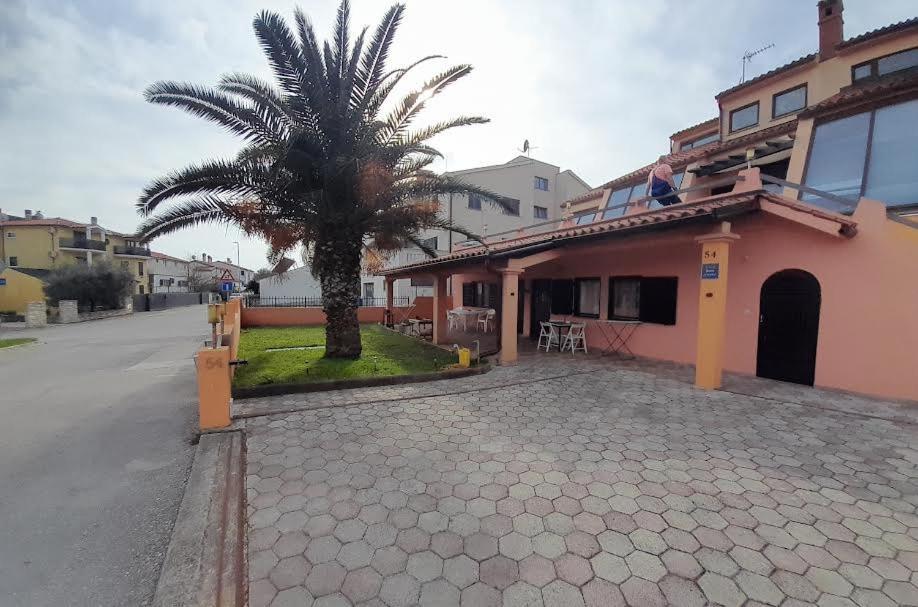 Apartmani Delas Pjescana Uvala Exterior photo