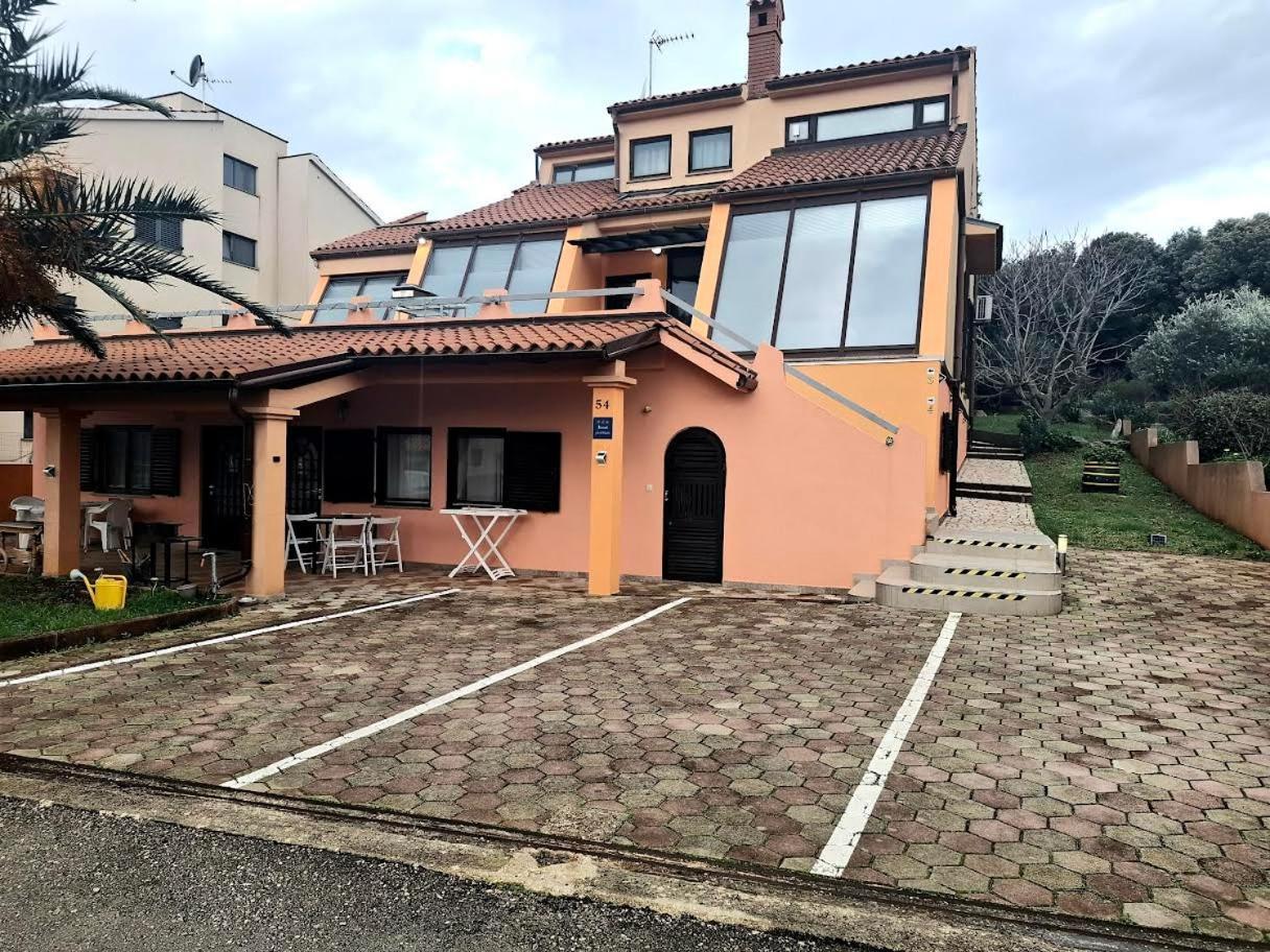 Apartmani Delas Pjescana Uvala Exterior photo