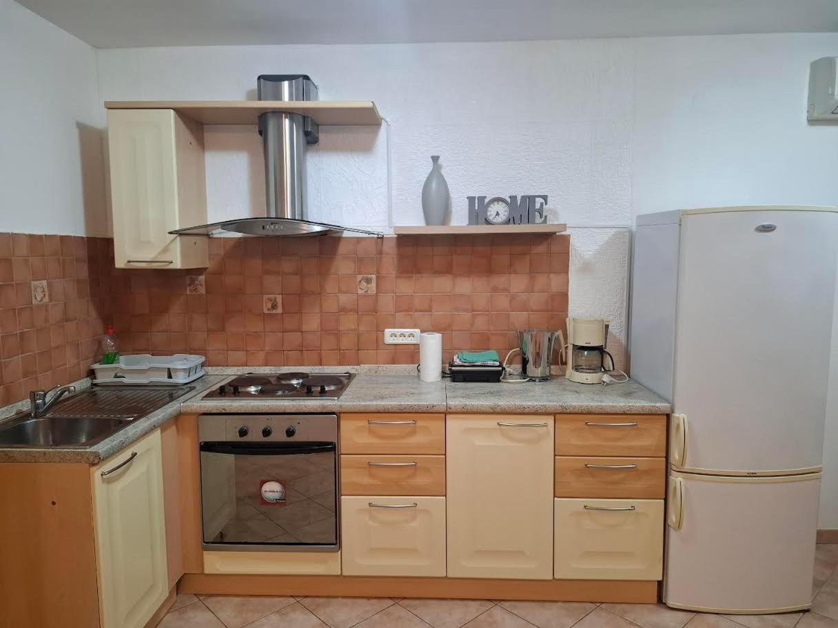Apartmani Delas Pjescana Uvala Exterior photo